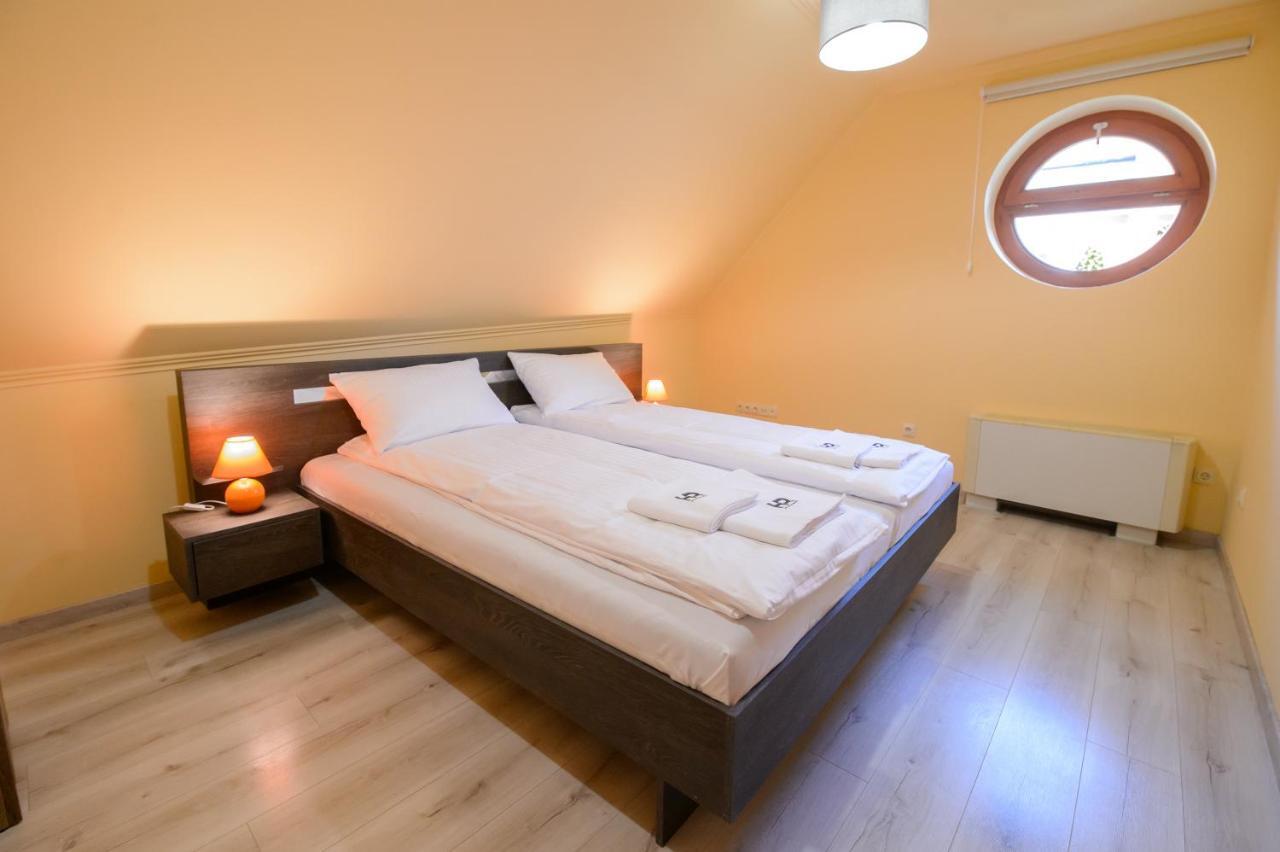 Hr Apartmanhaz Еґер Екстер'єр фото