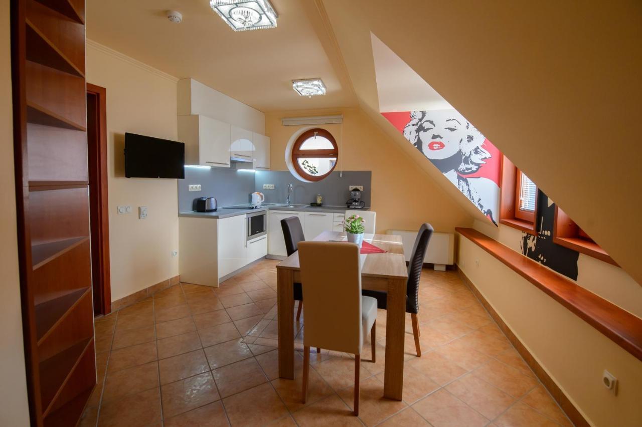 Hr Apartmanhaz Еґер Екстер'єр фото